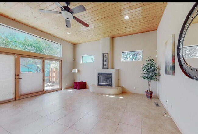 Foto del edificio - 2411 Tramway Terrace Ct NE