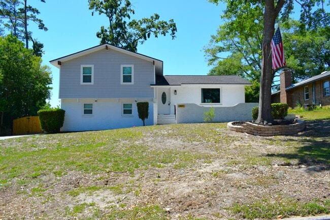 Building Photo - 321 Oak Lake Dr