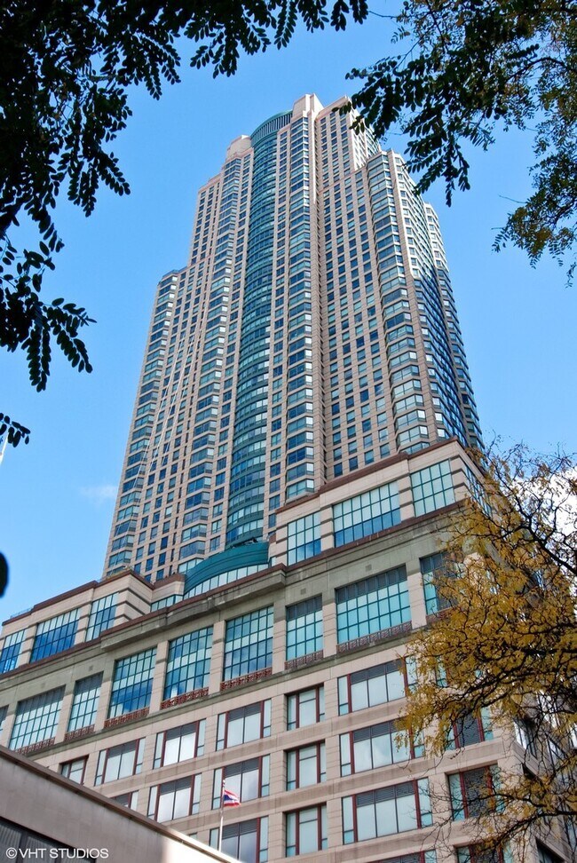 Foto del edificio - 100 E Huron St