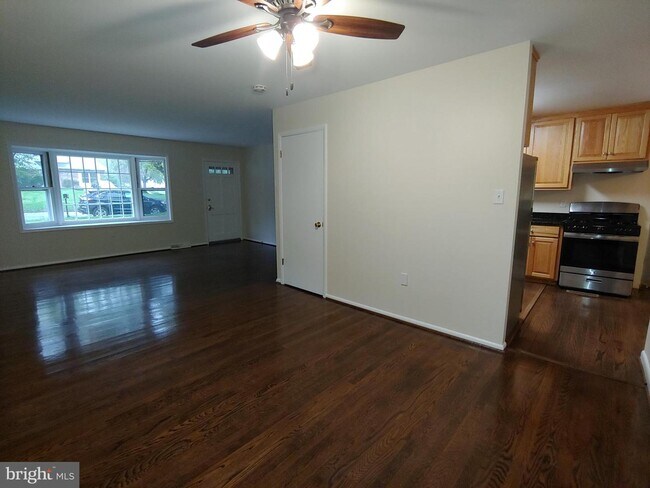 Building Photo - 507 Maple Ridge Ln
