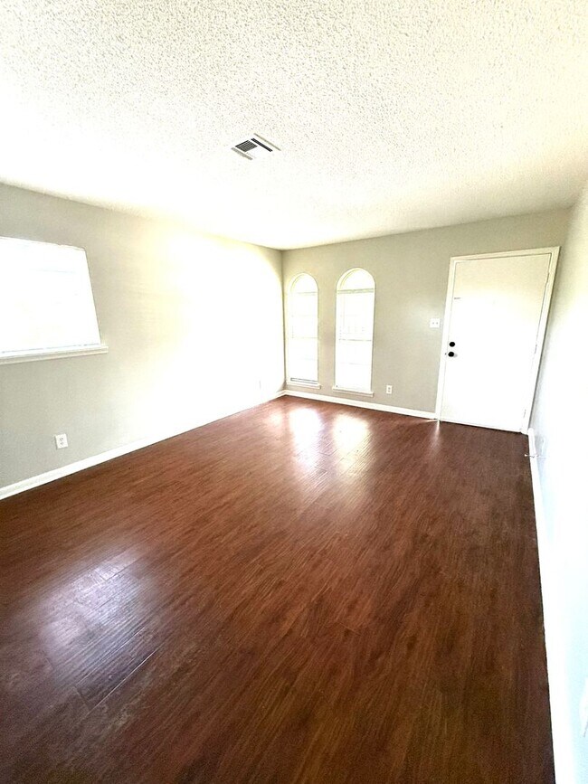 Foto del edificio - ** 4 Bed 1.5 Bath located by lagoon park ** Call 334-366-9198 for a self tour