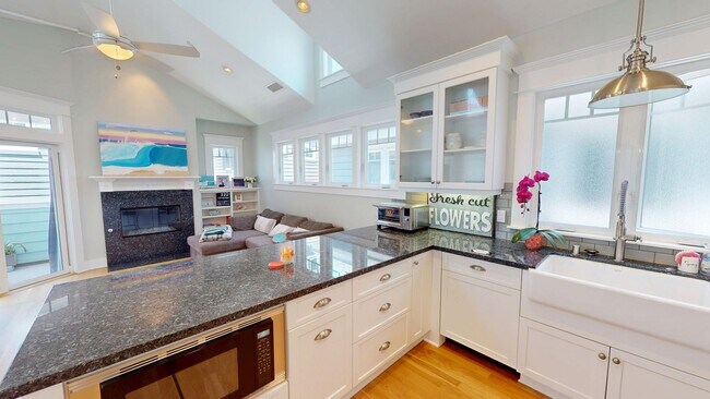 Foto del edificio - Spacious 4 Bed and 3 Bath Home in Coronado...
