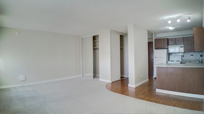 Photo du bâtiment - 11147 Whyte Ave NW