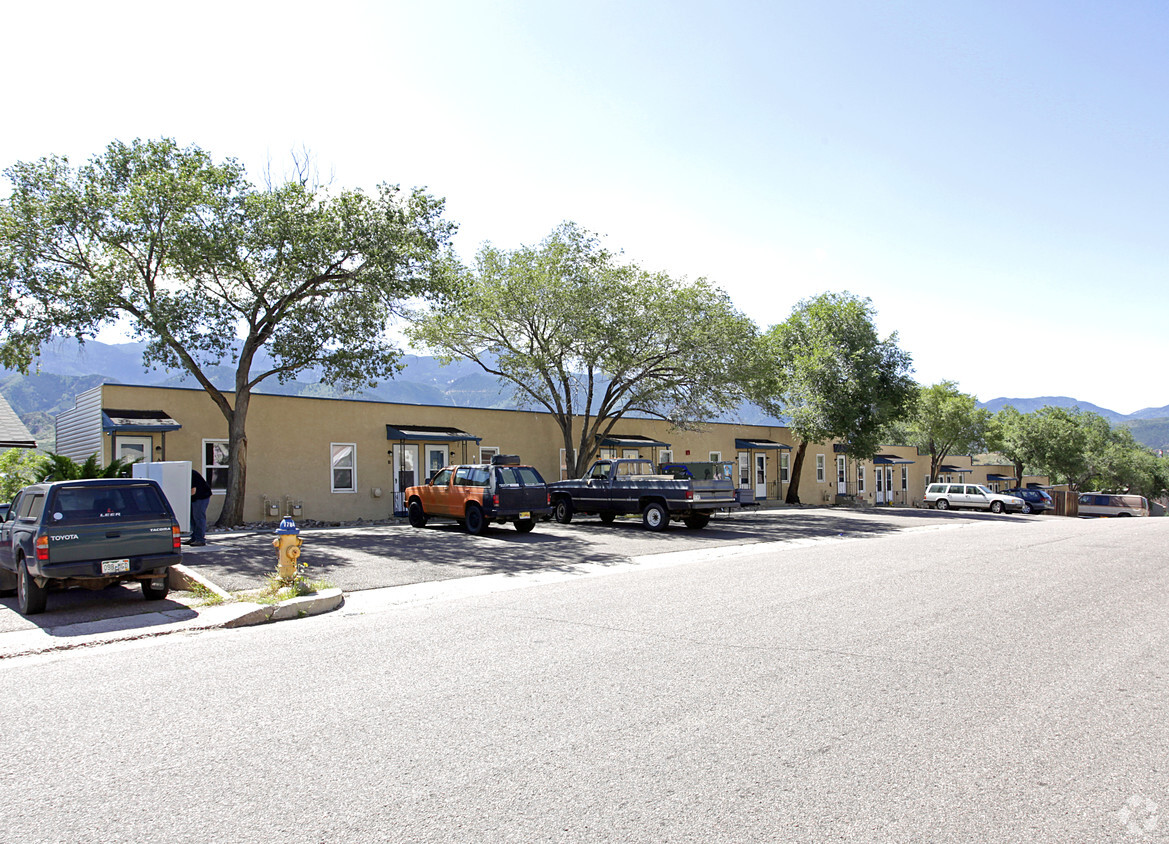 Primary Photo - Pikes Peak Apartments