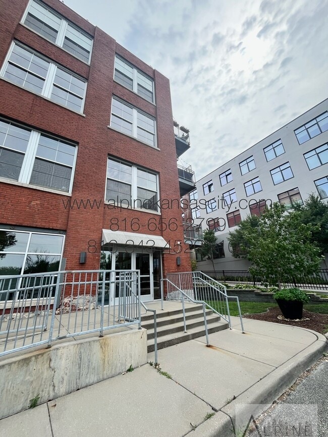 Building Photo - 136 Main St