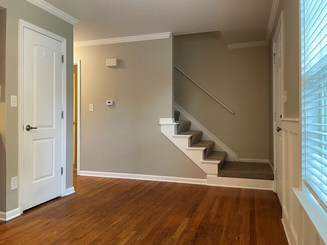 Building Photo - 2575 Olde Hill Ct N
