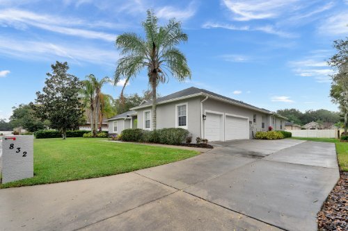 Garaje de entrada lateral. - 832 Ashton Oaks Cir
