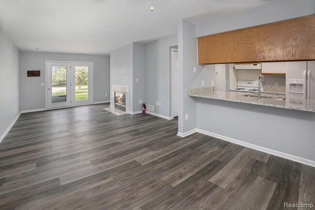 Building Photo - 15054 Riverside Dr