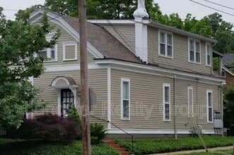 Building Photo - 2127 Grinstead Dr