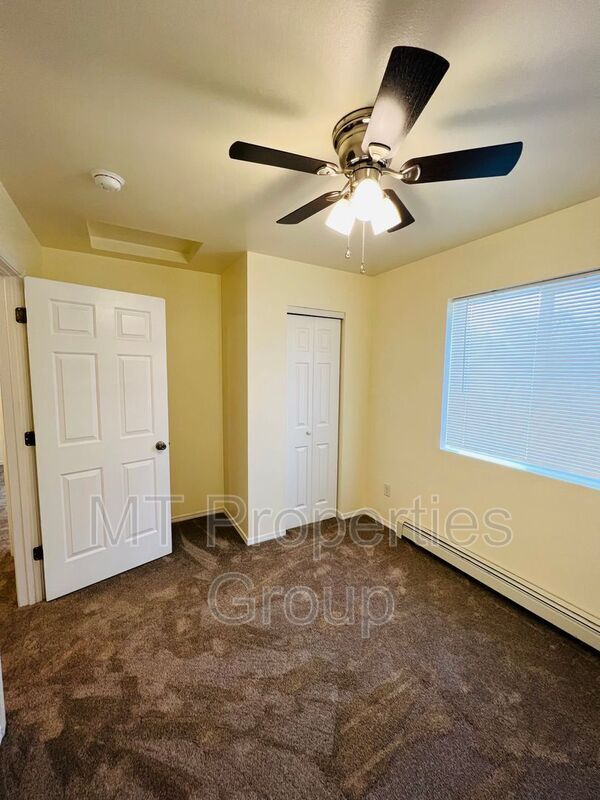 Building Photo - 915 Defoe St