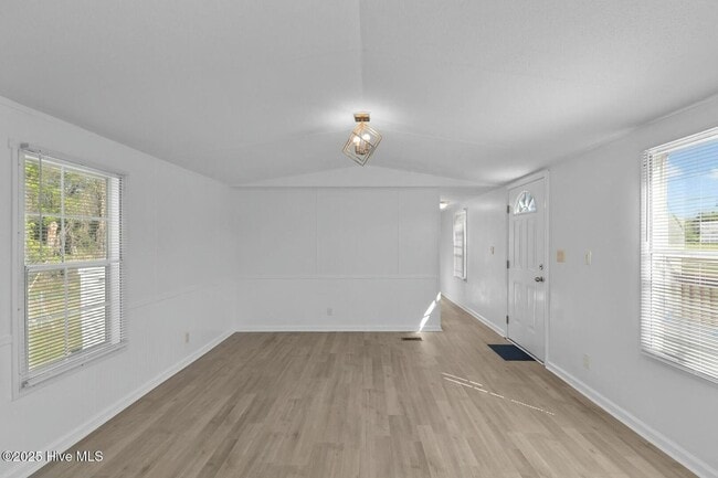Building Photo - 3 bedroom Available Now!
