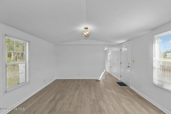 Foto del edificio - 3 bedroom Available Now!