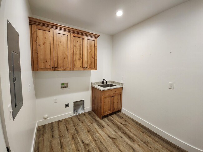 Building Photo - Golf Course Home