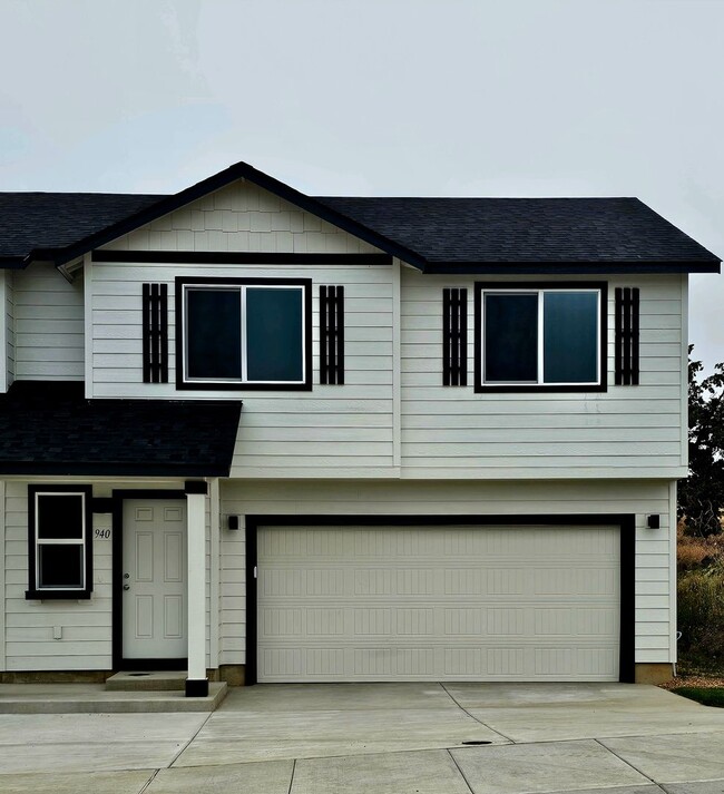 Building Photo - 940 Starview Ave