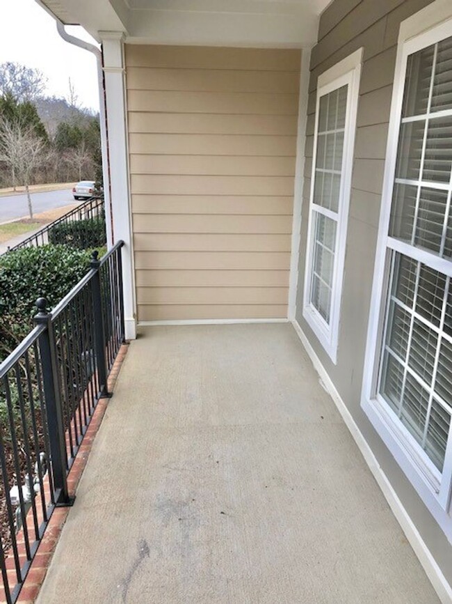 Building Photo - 2 Bedroom Townhouse w/ 2 Car Garage in Len...