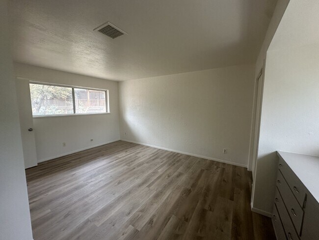 Foto del edificio - "Charming 2-Bed Retreat with Fireplace & Modern Comforts in Prescott, AZ!"