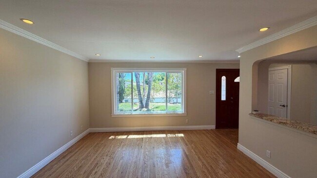 Foto del edificio - Beautiful Updated 4-Bedroom Martinez Home with Hardwood Floors,  Backyard & Gardener Included