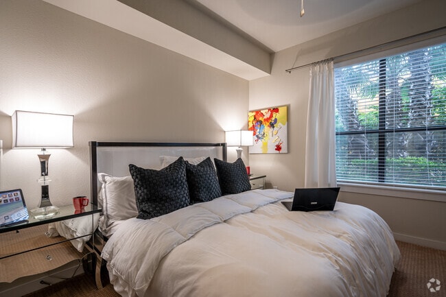1BR, 1BA - 941SF - 2900 West Dallas