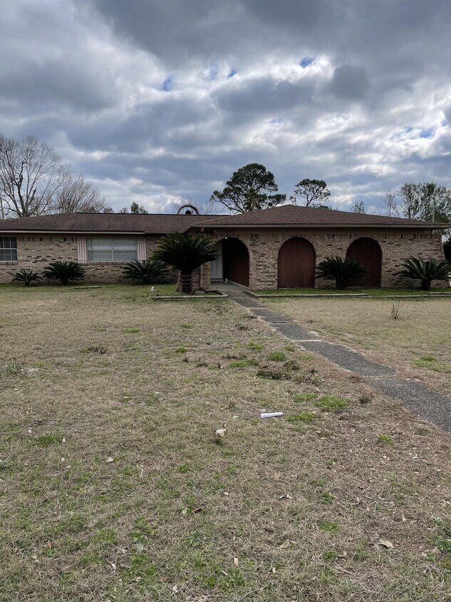 Primary Photo - 12081 Longwood Dr