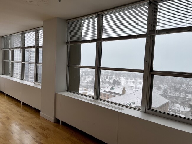 Foto del edificio - 655 W Irving Pk Rd