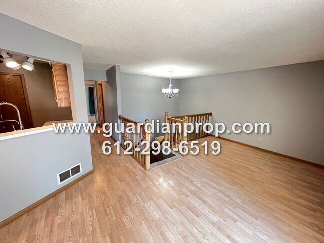 Building Photo - Townhouse Available October 1, Open Floor ...