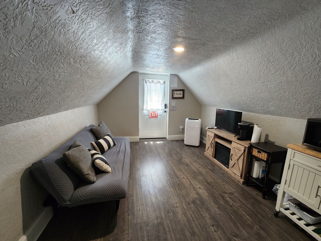 Foto principal - Furnished Studio - Utilities/Internet Incl...
