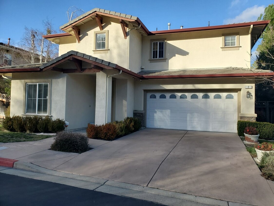 Primary Photo - Huge 2 Bedroom House with separate Office ...