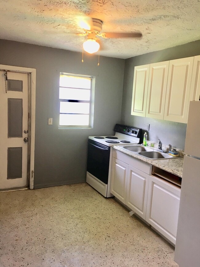 Building Photo - 1405 Edgewood Terrace