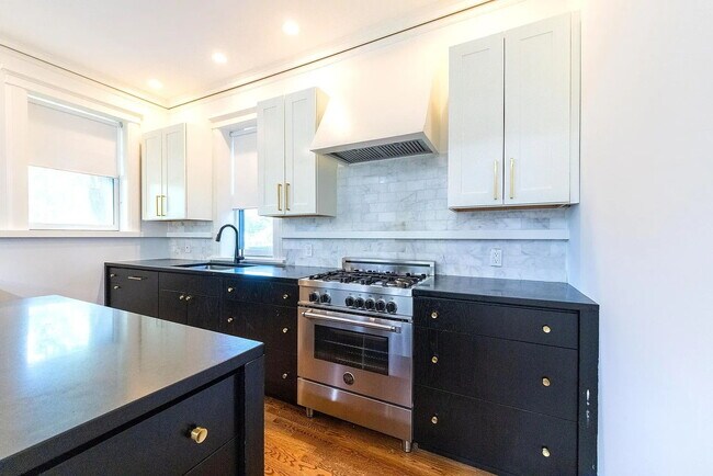 Foto del edificio - Gorgeous U-City Pershing Ave 4 bedroom/3 bath GEM - Fully Furnished with CLASS AND ELEGANCE - Mus...