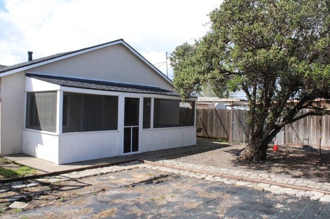 Building Photo - 135 Poinsettia Ave