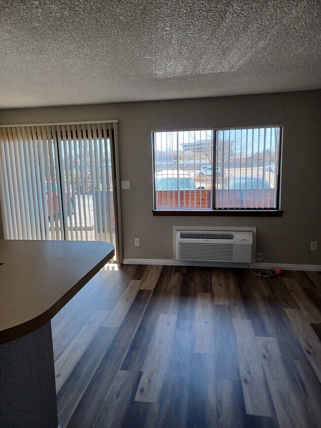 Foto del edificio - 340 Redwood Ct