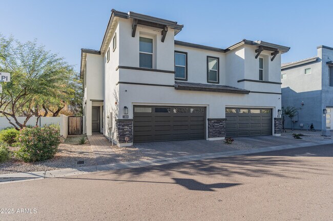 Foto del edificio - 3020 N 37th Pl