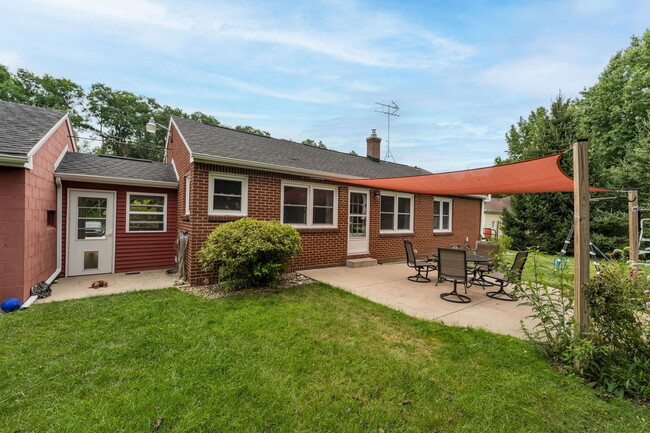 Building Photo - 1715 Nichols Rd