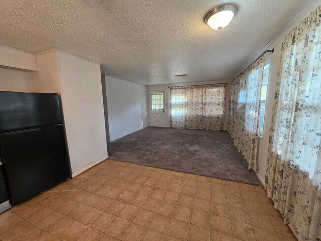 Building Photo - 384 Lakeview Dr