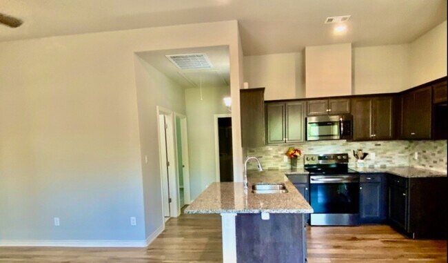 Cocina y pasillo - 1512 Dansby St