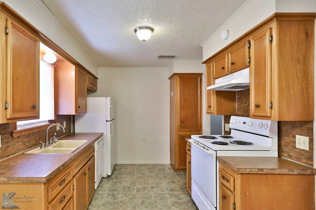 Building Photo - 3/2/2 DUPLEX near ACU!