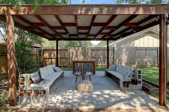 Building Photo - 5814 Weeping Willow Rd