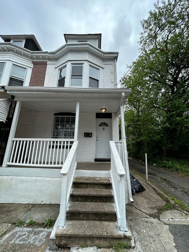 Building Photo - 19 E Ingham Ave
