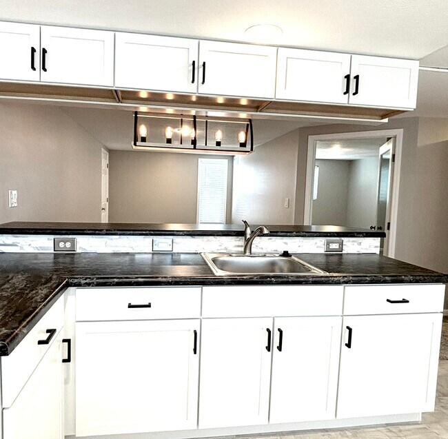 Vista de la cocina hacia la sala de estar. - 9841 Cleveland Ave NW