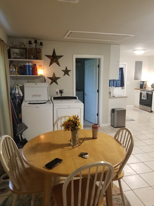 Comedor/Lavandería - 3162 E Fm 389