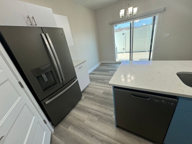 Foto del edificio - End Unit! 3 Bed Townhome!!