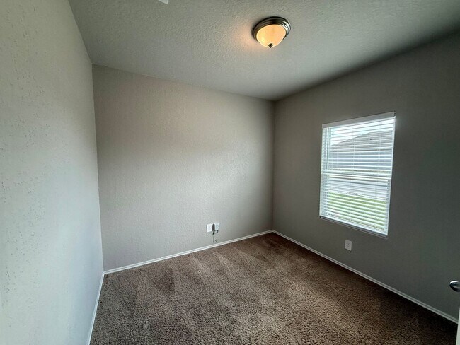 Building Photo - 1-Story 3 Bedroom 2 Bathrooms Home in Hori...