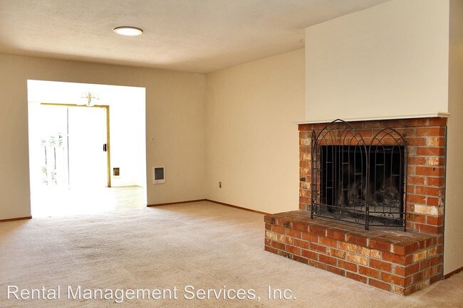 Foto del edificio - 2447-2449 NE 162nd Ave