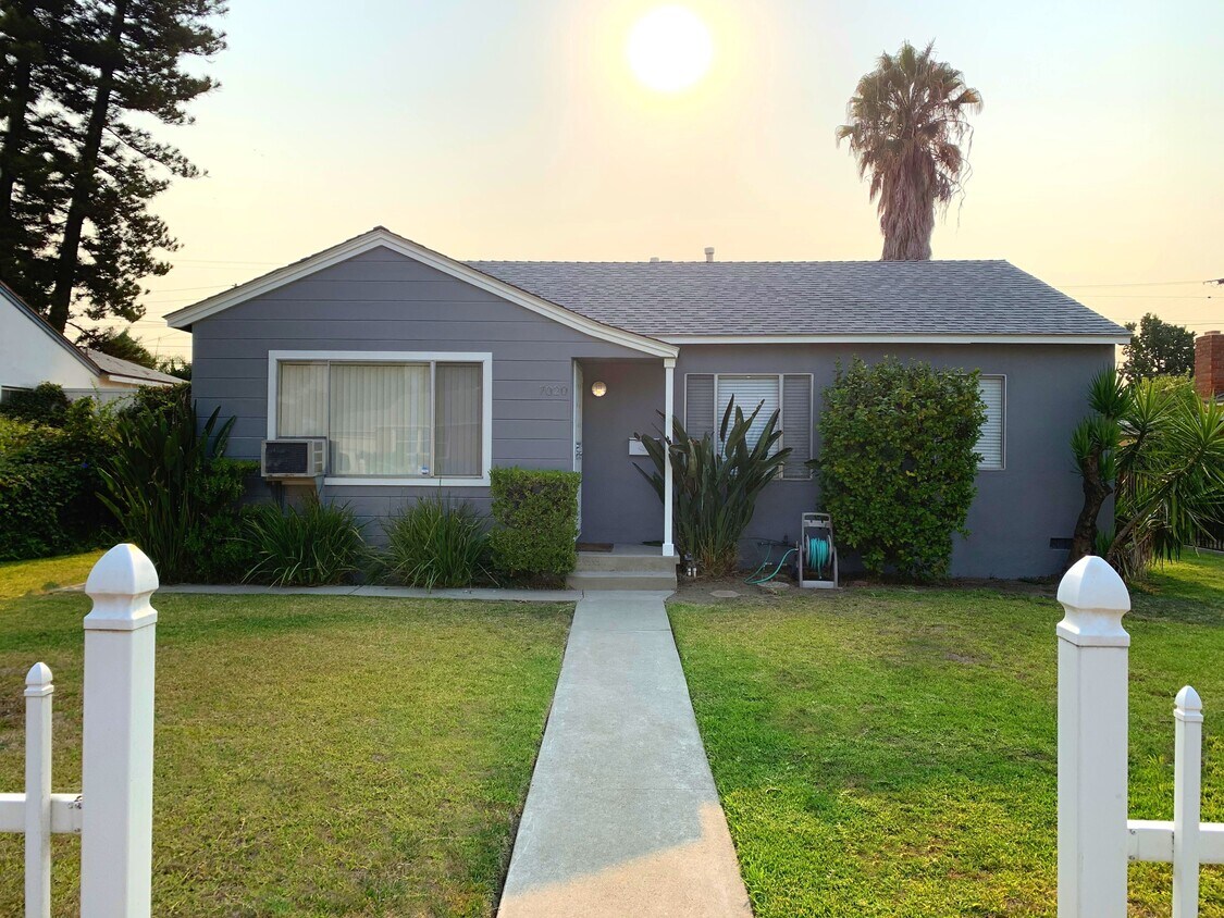 Charming 3+1 with pool - 7020 Stansbury Ave