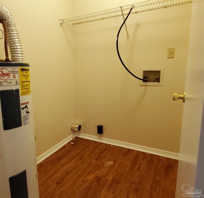 Foto del edificio - 425 Pine Crescent Way