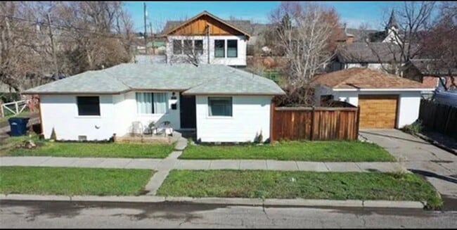 Building Photo - Family Home in LIvingston
