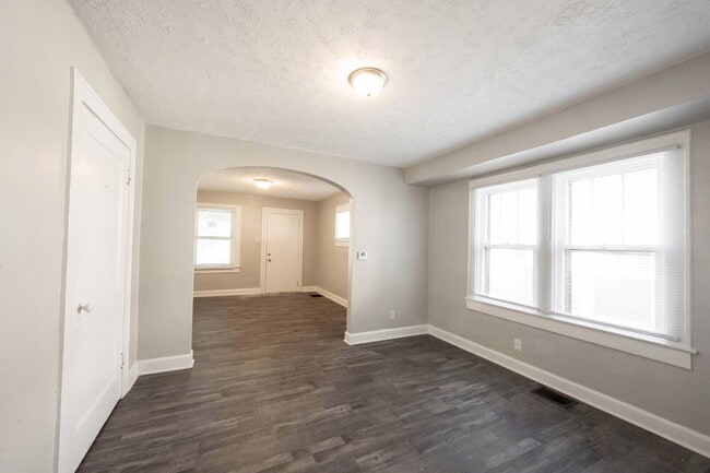 Building Photo - "Charming 2-Bedroom Duplex Retreat on N Dr...