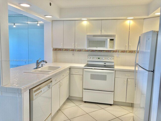 Foto del edificio - 2555 Collins Ave