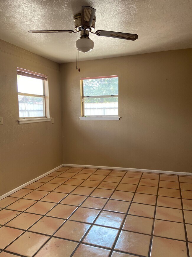 Building Photo - 2102 Rosita Dr
