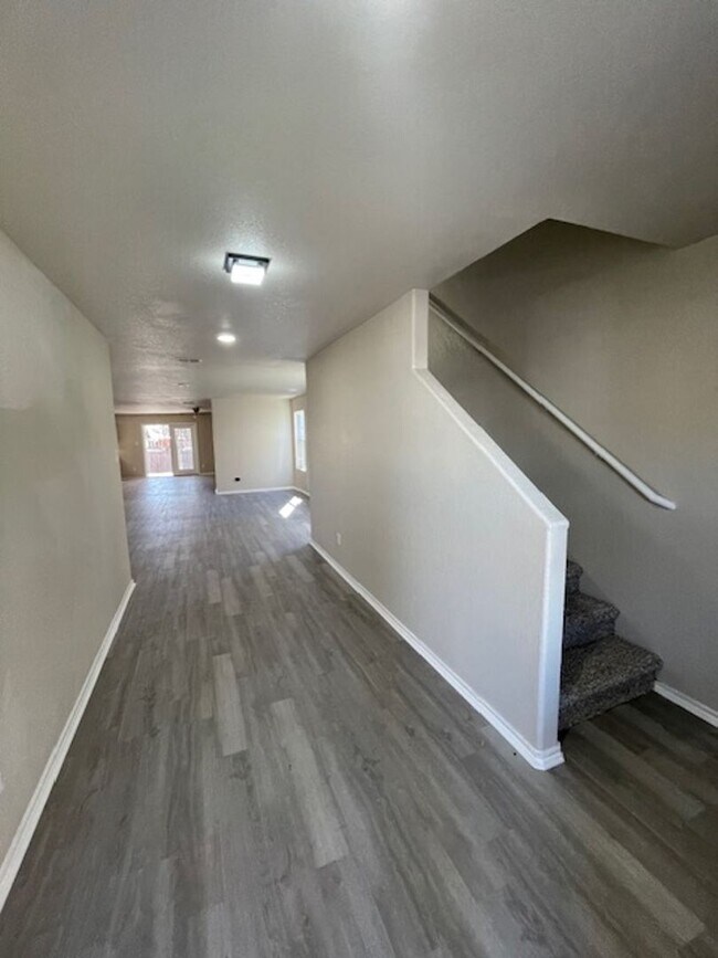Foto del edificio - Ready For Move In - Spacious 3 Bedroom 2 1...
